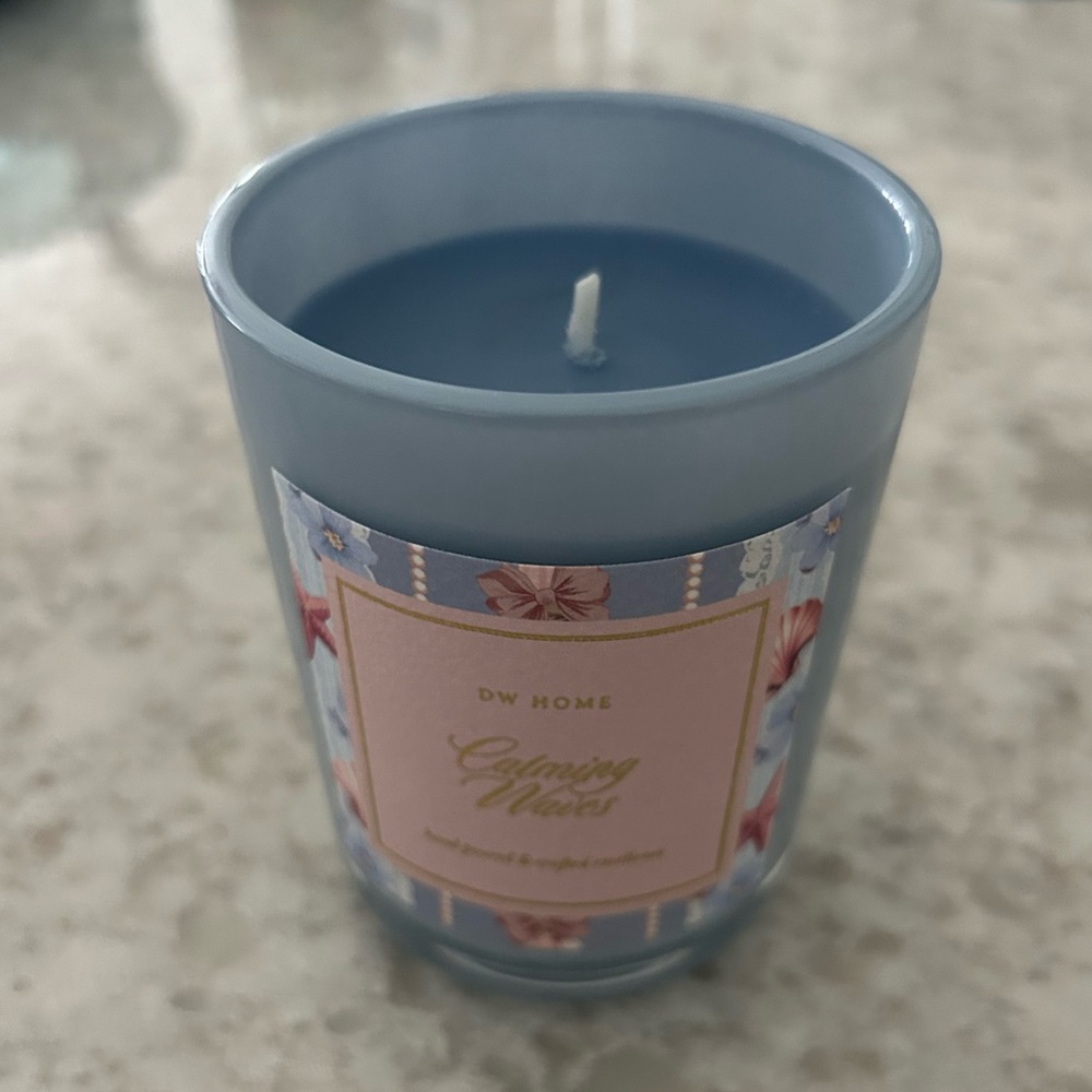 “New” DW Home Light Blue seashell 7.6 oz candle-Calming Waves w/ matching box